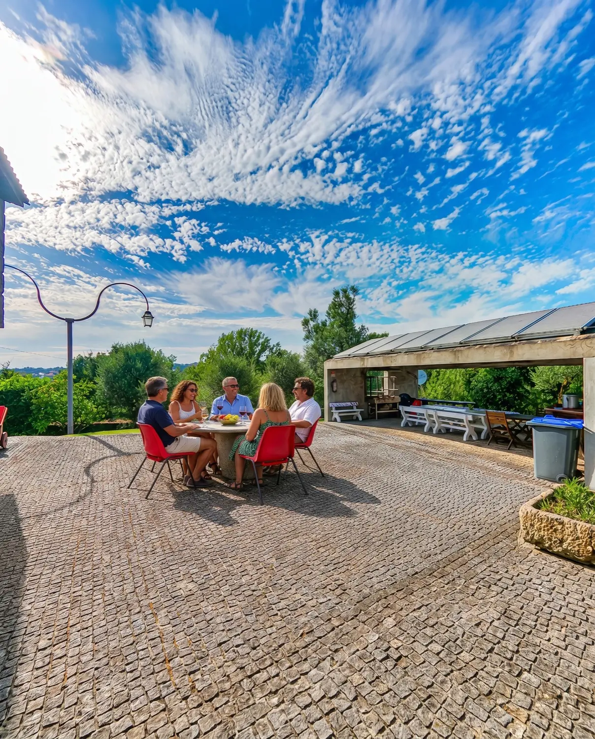 Des amis attablés sur la terrasse de la quinta, discutant au soleil