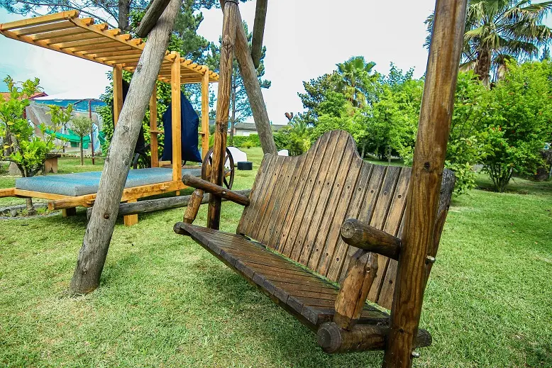 Banc balançoire en bois dans le jardin