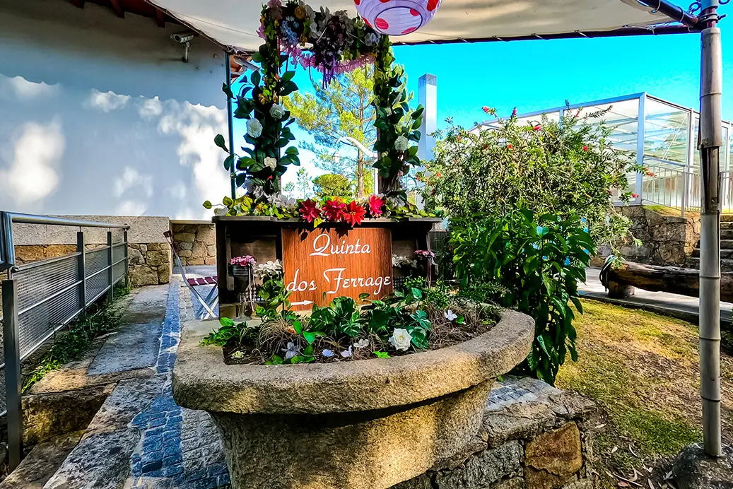 Panneau de la Quinta dos Ferrage dans une jardinière en pierre fleurie