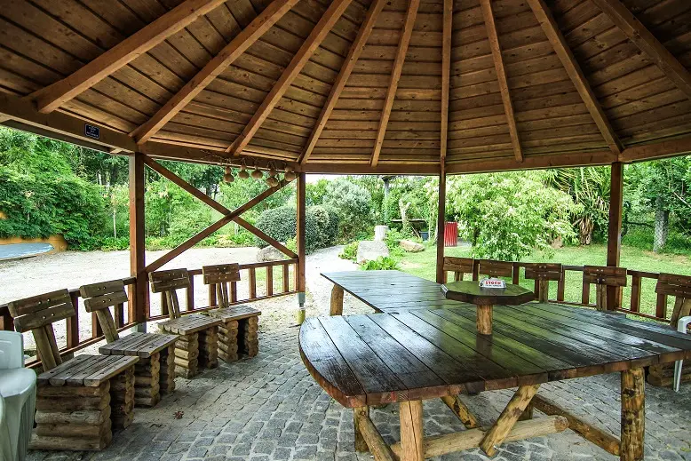 Auvent en bois avec longues tables dans le jardin