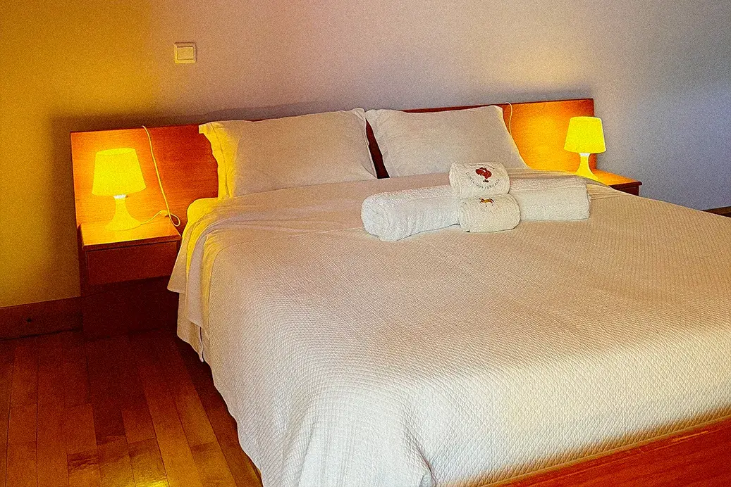 Deuxième chambre double avec lampes de chevet