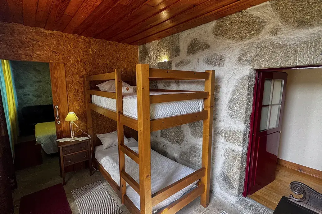 Chambre avec lits superposés et mur en granit