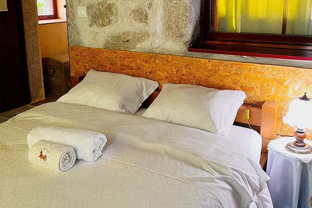 Chambre double avec mur en pierre