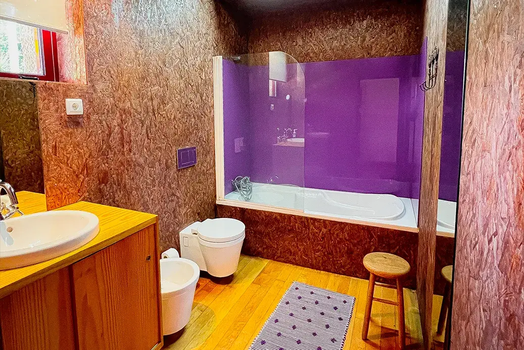 Salle de bains avec baignoire et lavabo